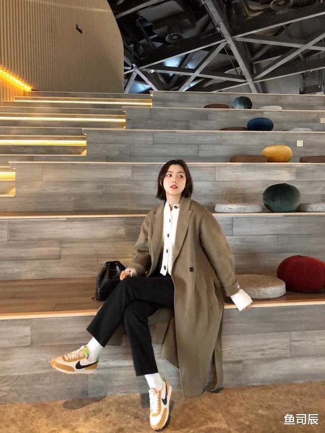 鱼司辰 降温了,大衣下装搭配上裙子,展现出女性魅力,高级干练又时髦