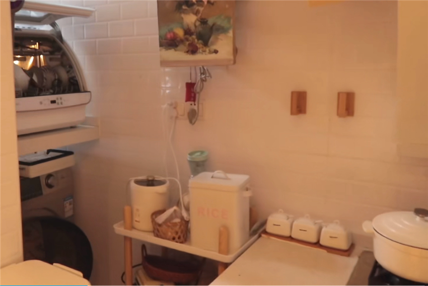 |姑娘独居的30㎡小屋，狭小蜗居倍感温馨，网友：“橙子味儿”的家