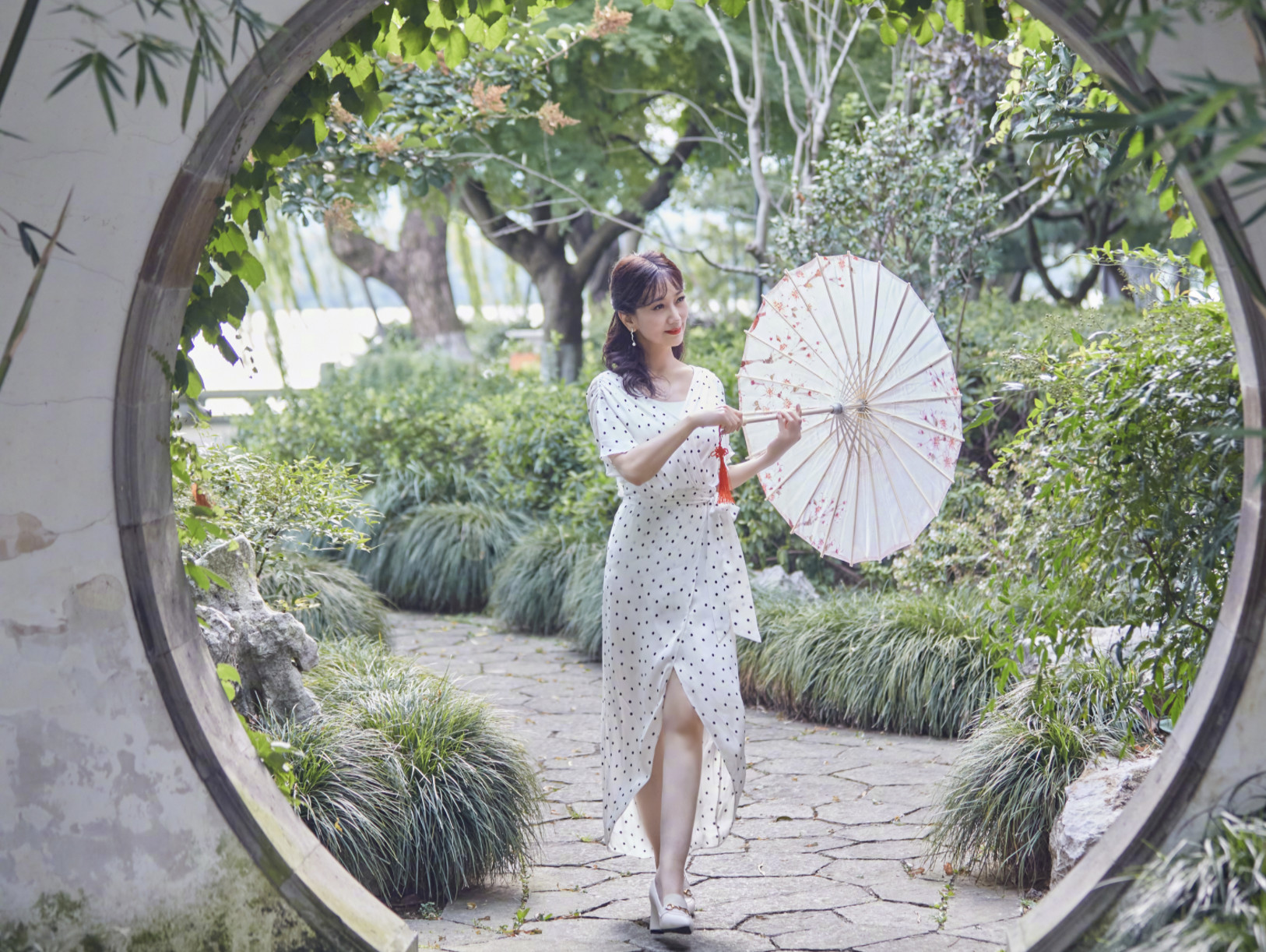 赵雅芝|赵雅芝时隔29年西湖边撑伞漫步,波点裙配卷发腰肢纤细,哪像66岁
