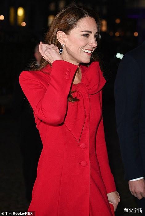 凯特王妃|39岁凯特王妃一身红装唱圣歌，美到惊艳，戴蓝宝石耳环致敬戴妃