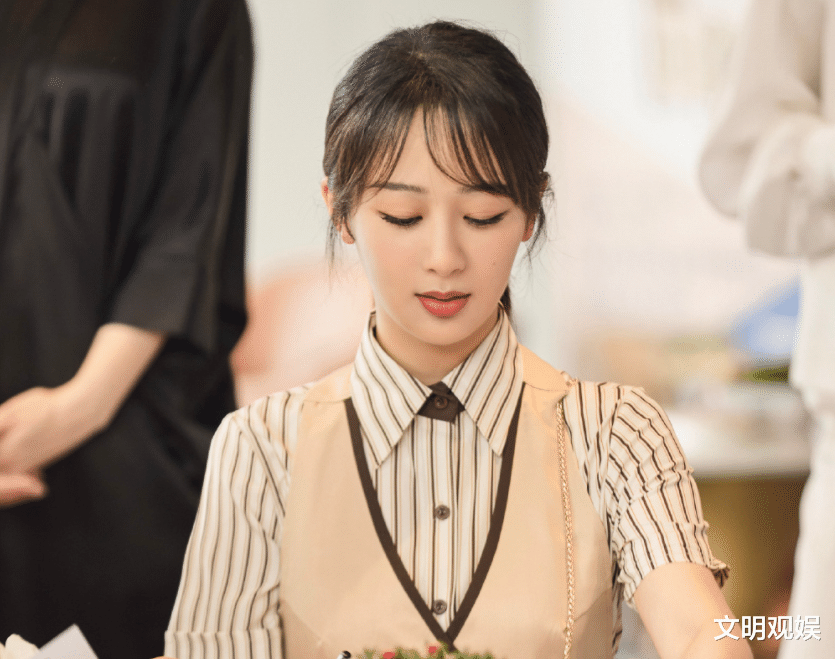 郭富城|29岁杨紫选择单飞，带家人逛海边晒合影，右下角的白衣小哥成焦点