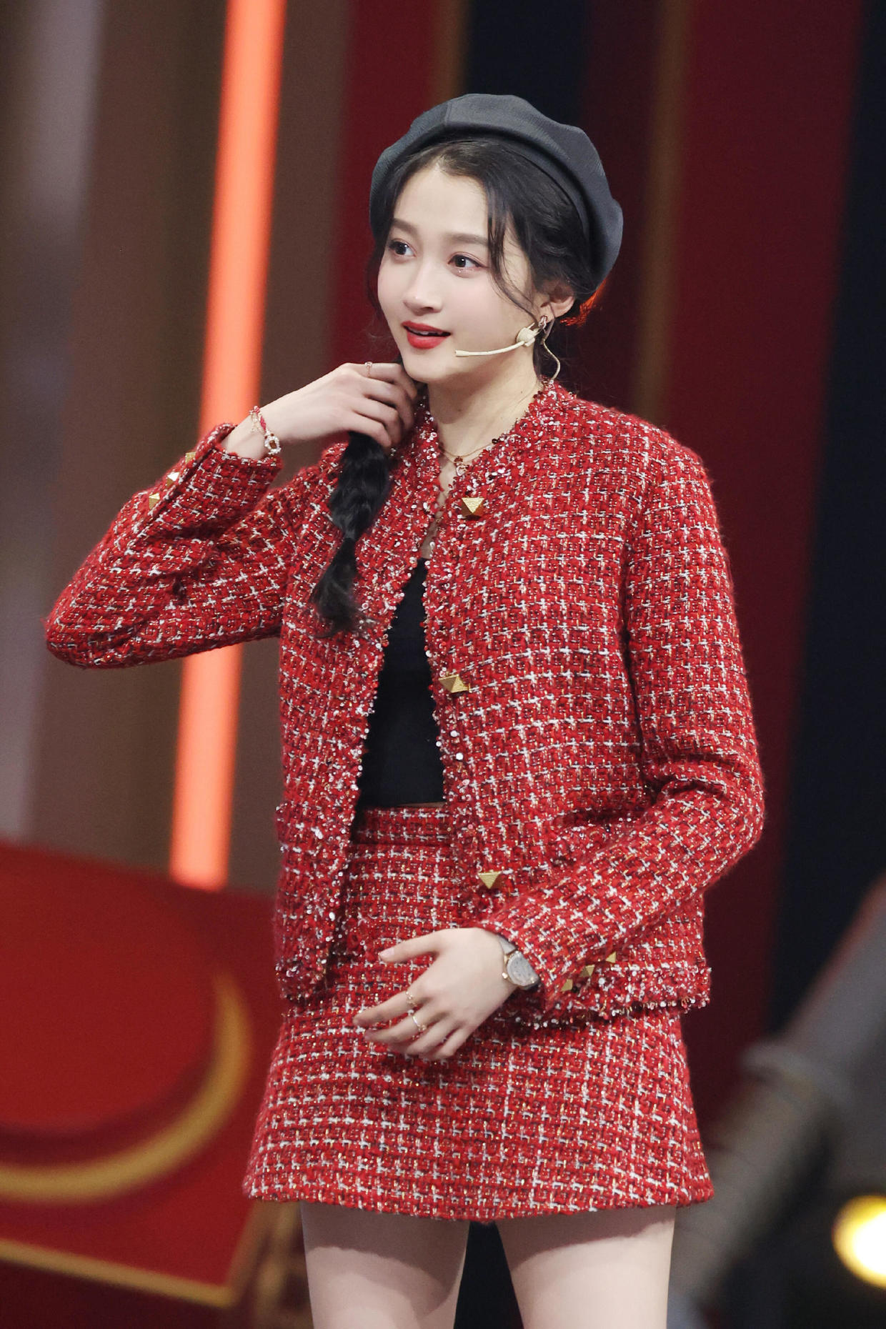 何有强|关晓彤是“胖”了？穿白色吊带连衣裙身材饱满丰润，曲线感满分