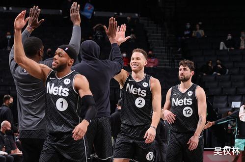 民警 曝篮网酝酿三方大交易！12+6+4锋线辅佐三巨头，小乔丹被送往马刺