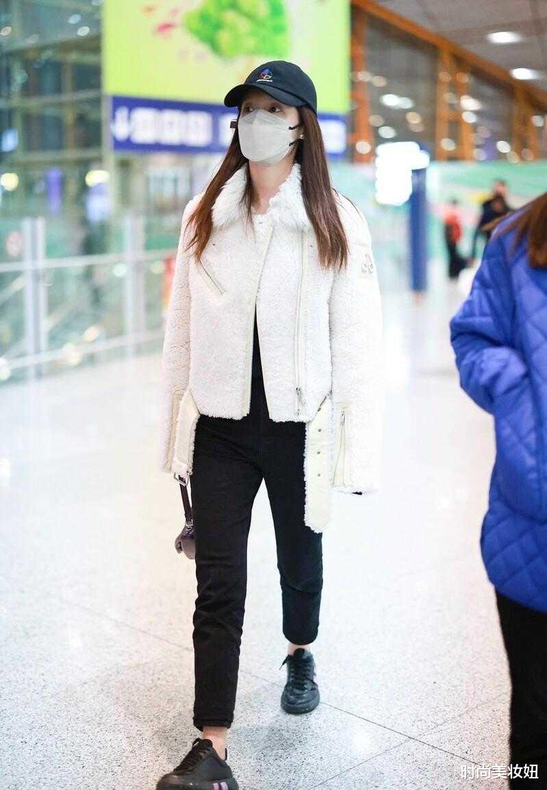 李沁|李沁眼光真符合大众审美,穿白色毛夹克配小黑裤,保暖又洋气