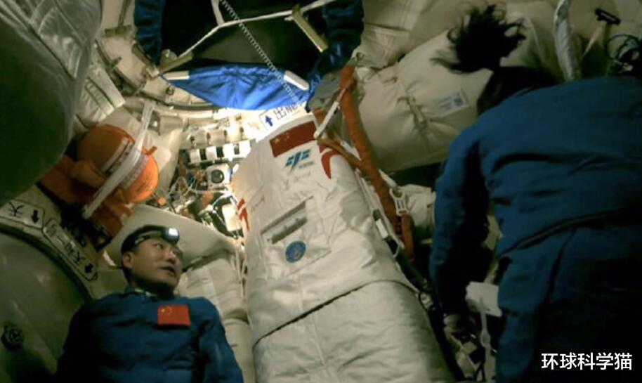 空间站 中国空间站无重力环境下，王亚平的辫子为什么总是向上竖着？