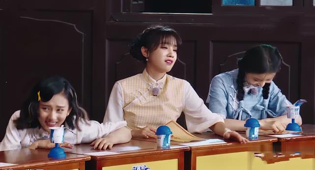 王宝强|李晨摔倒，脚翘起那刻差点将宋雨琦裙子撩开，女方救场过于机智