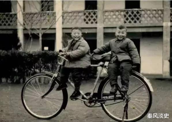 秦风淡史 一车坐4人，180多元一辆，消失的“凤凰牌”，等价现在多少钱？