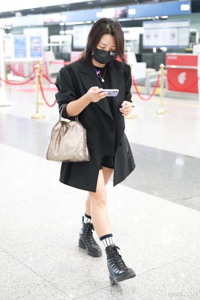 何洁|何洁封肚后减肥又失败啦!下衣玩失踪暴露小肌肉腿,身材也显臃肿