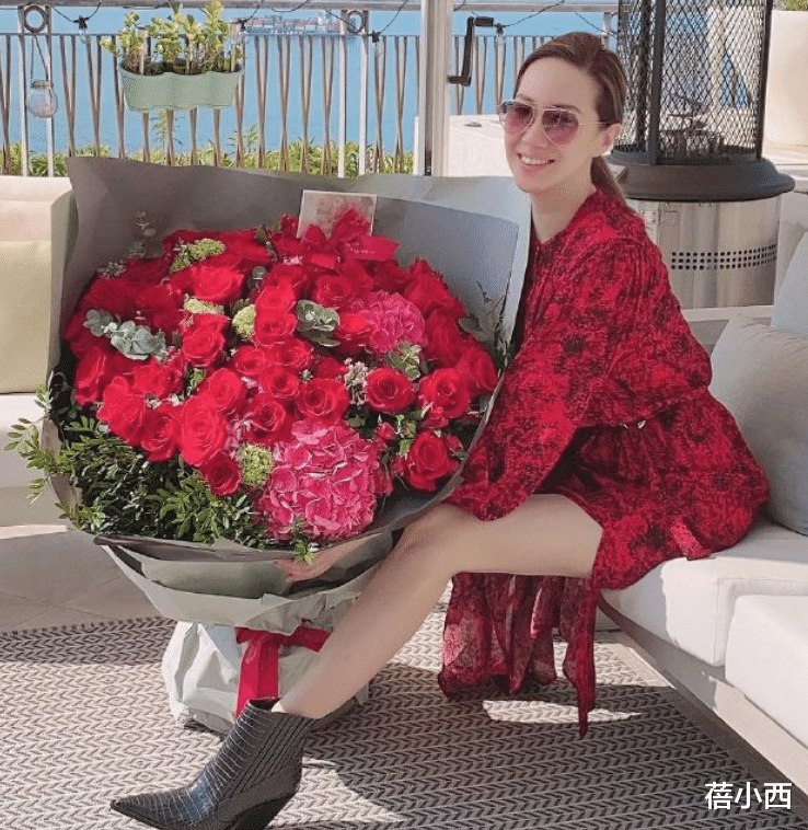 蓓小西|甄子丹的超模老婆身材顶呱呱,一袭挂脖开叉裙亮相,气质真搏眼球