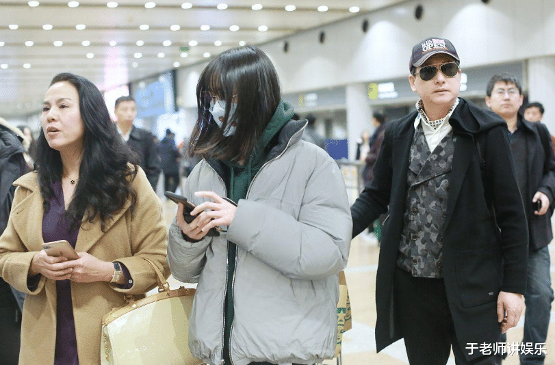 郑爽|郑爽和父母备年货，身形瘦削全程无交流，提到两个孩子崩溃大哭