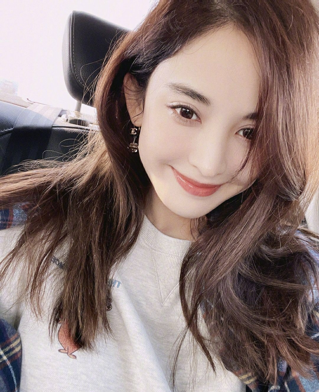 古力娜扎|娜扎和迷你版自己合照，两人仿佛复制粘贴，想必娜扎都生不出这么像的