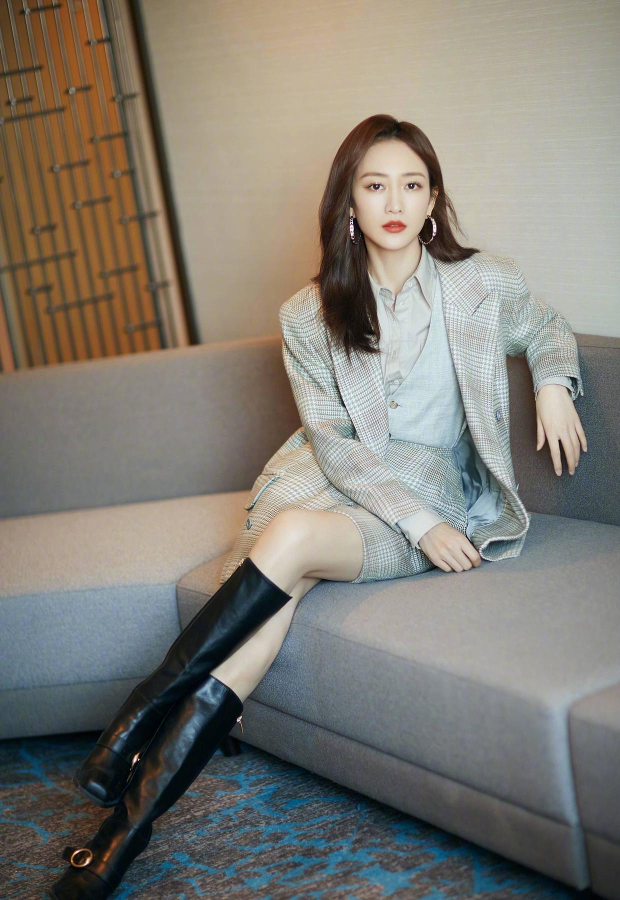 何有强|王鸥打扮太有“女团味”，白色上衣配黑色喇叭裤飒爽酷炫，真美