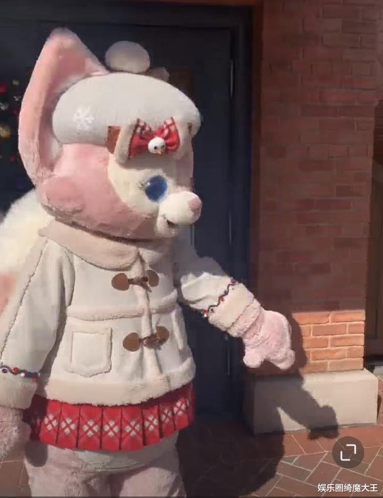 贝儿|玲娜贝儿下头上热搜，比心摔地上碾碎，不和女生互动却和男生牵手