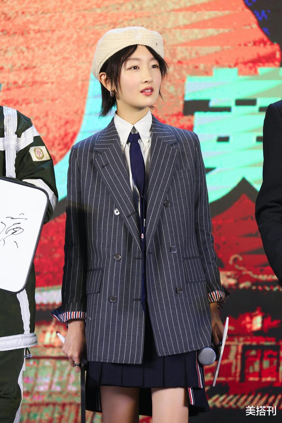 周冬雨|周冬雨原来可以这么高级！西装短裙配拖鞋，小学生一秒变成女霸总