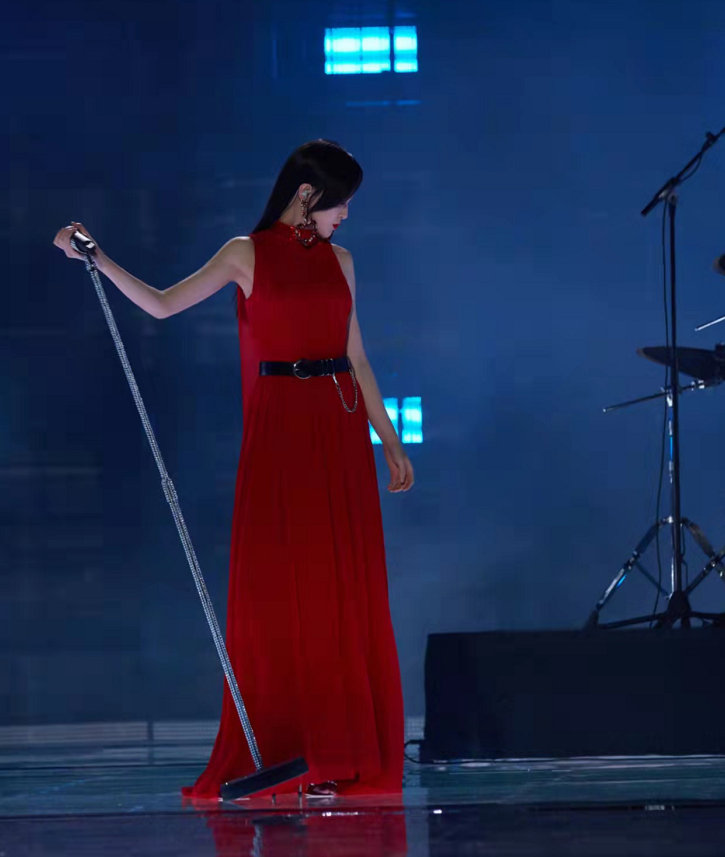 唐嫣|唐嫣主持首秀大成功,穿冰雪亮面裙央视脸美到犯规,气场不输刘涛