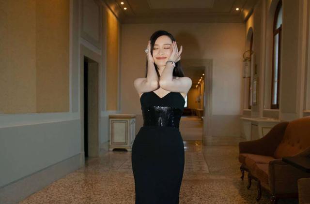 倪妮|倪妮的小黑裙在各种风格中展现出不同风格的魅力