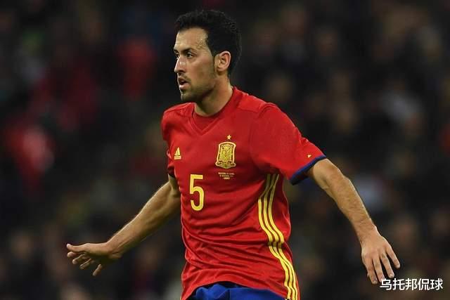 哈維|如何看待恩里克在西班牙隊把布斯克茨當破產版哈維來用?