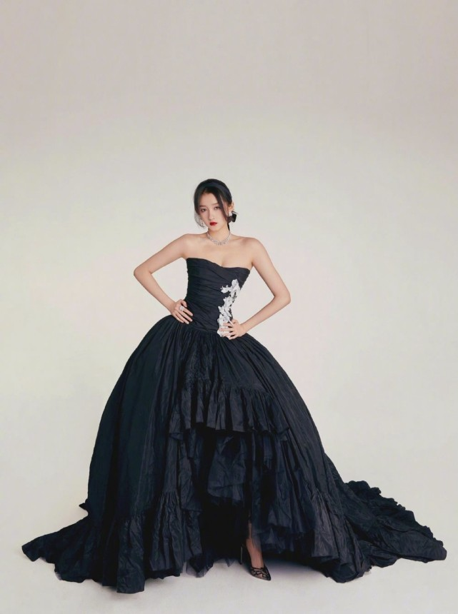 穿衣搭配|35岁的薇娅身材高挑纤瘦，穿黑T恤搭配黑色破洞工装裤，又飒又美