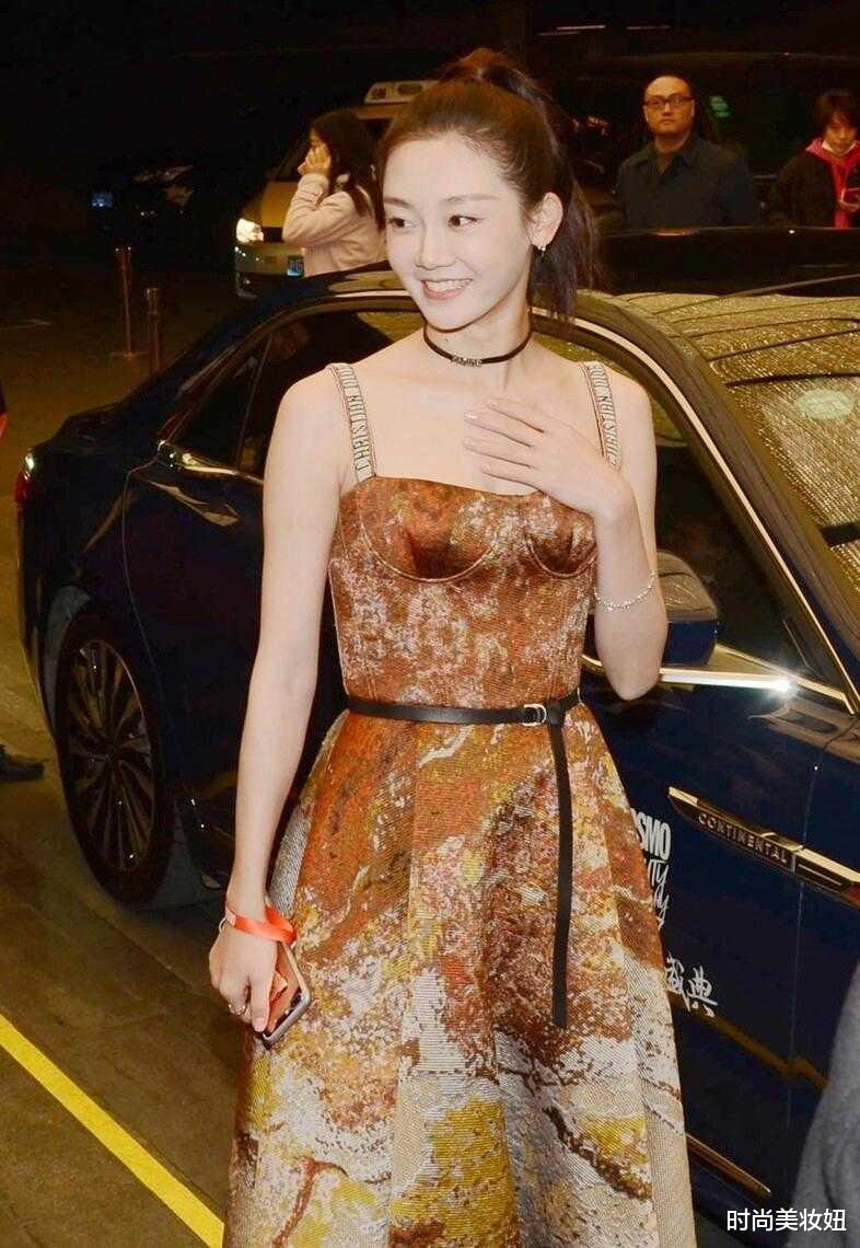 时尚美妆妞|郑恺老婆苗苗“天然颜值”真耐看，穿吊带连衣裙高级大气，太美了