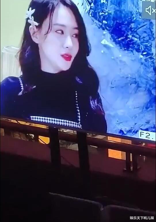 郑爽|郑爽哭了！疑录制退圈声明现场曝光，长发披肩皮肤超好，还在强颜欢笑？