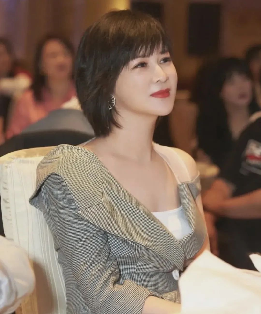 娱乐圈|杜华退股！“清朗”下王牌孟美岐失灵？揭“内娱教母”成功秘诀