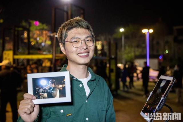 半岛新闻客户端 定格最美瞬间·努力生活⑤丨夜间亮嗓，放歌浴场，这小伙弹着吉他走四方