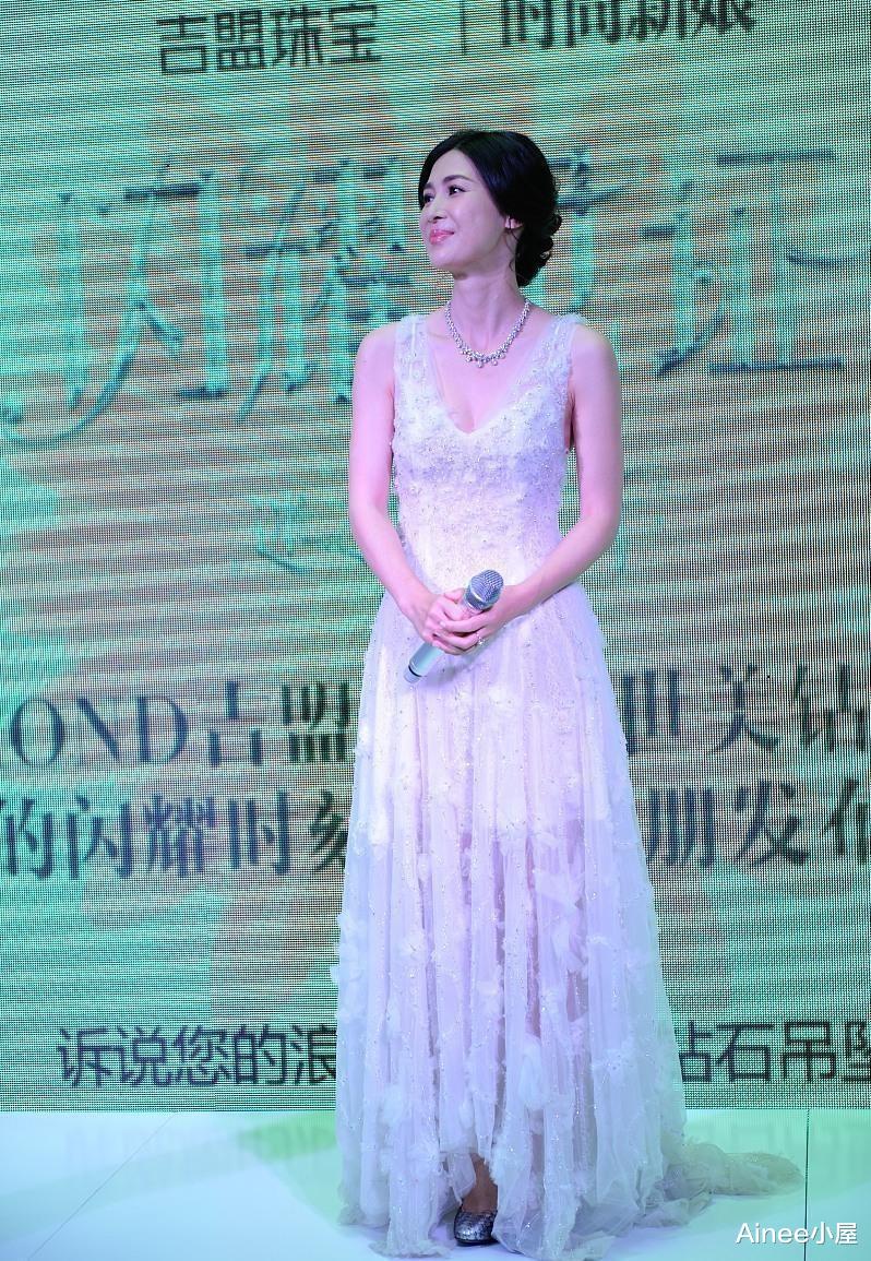Ainee小屋 童蕾挺有女人味的，白裙上面镶亮钻好吸睛，清纯感与成熟感并存