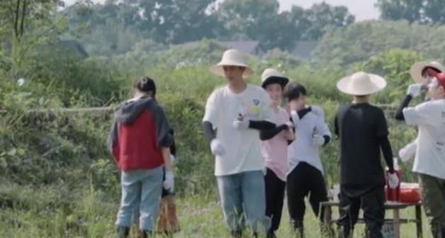 郭晶晶|李维嘉等9个明星干活4小时，蹲地吃最简单的面，黄磊是否太敷衍？