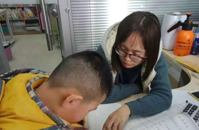 幼儿园|低龄学生的怪现象，幼儿园的“全能宝贝”，为何上小学后成学渣了