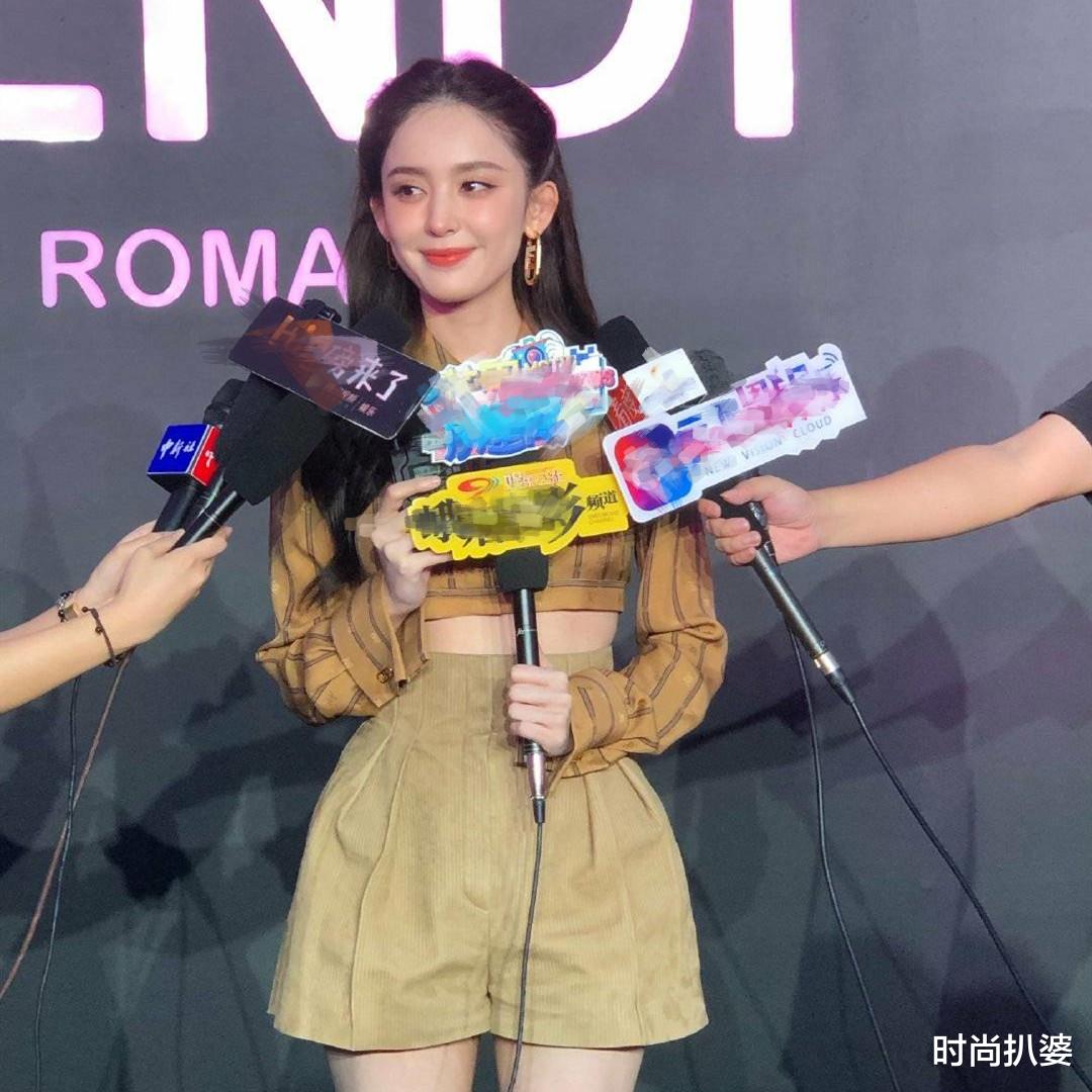 时尚扒婆|反季带货，男星们炎夏穿毛衣羽绒，娜扎美艳赵薇姿态拘谨但气场强