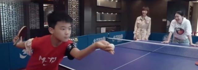 王楠|王楠儿子再次模仿伊藤美诚，逗笑陈鲁豫，王楠称：伊藤本人看呆了