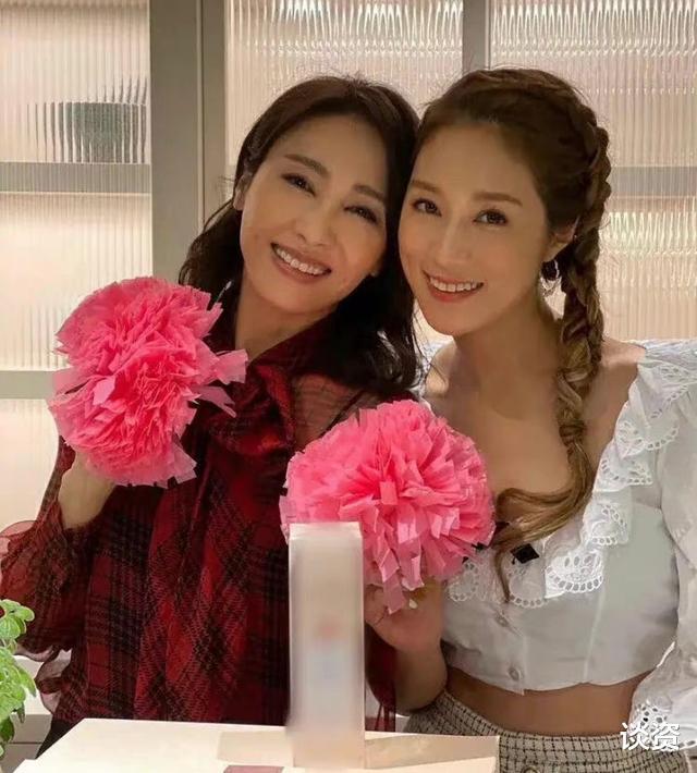 黎姿|49岁黎姿带女儿坐地铁，年近半百状态超好，戴口罩也挡不住好气质