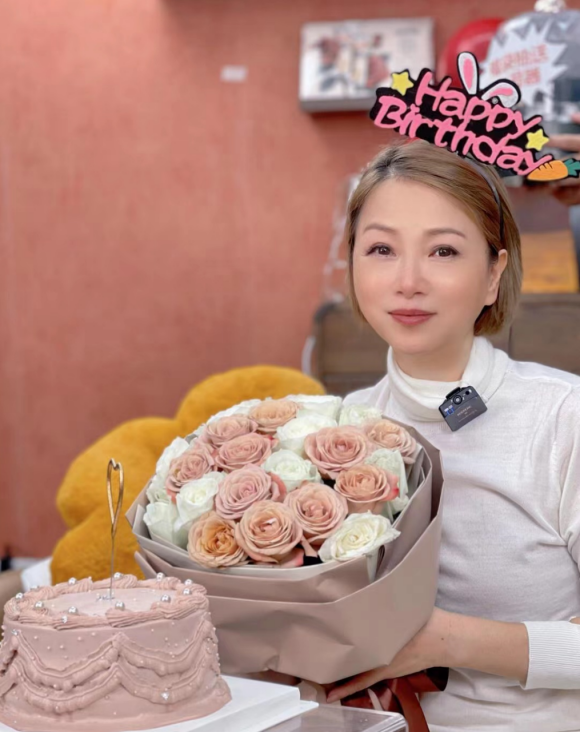 退休金|知名港星自曝领退休金度日，称没人请她工作，穿紧身衣状态似少女