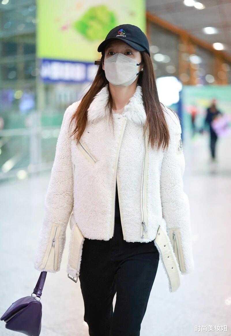 李沁|李沁眼光真符合大众审美,穿白色毛夹克配小黑裤,保暖又洋气