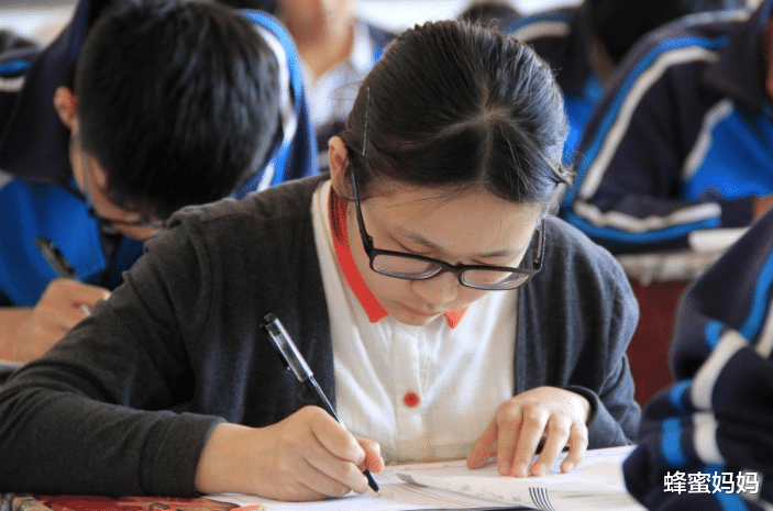 蜂蜜妈妈|女学霸排名“全班第一”,妈妈依然很嫌弃,几句话后全场沸腾