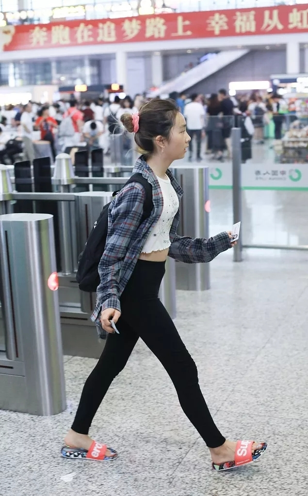 孙莉|孙莉晒和女儿出游照，15岁黄多多穿连衣裙秀性感，身高直逼170！