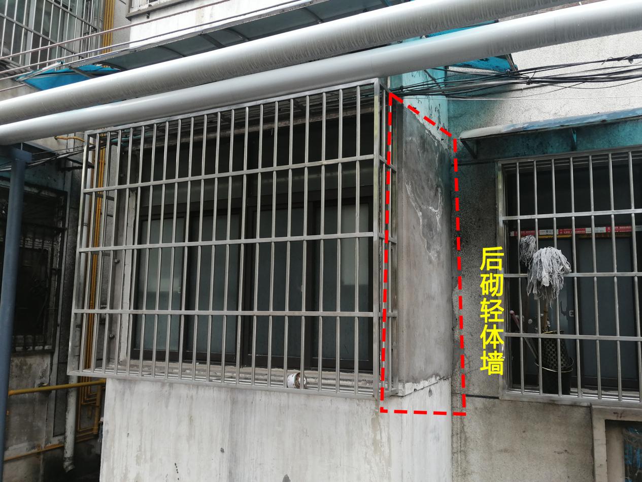 装修设计时尚圈儿 自私邻居忍不了，阳台2面玻璃砌成实体墙，一栋楼成危房心惊胆战！