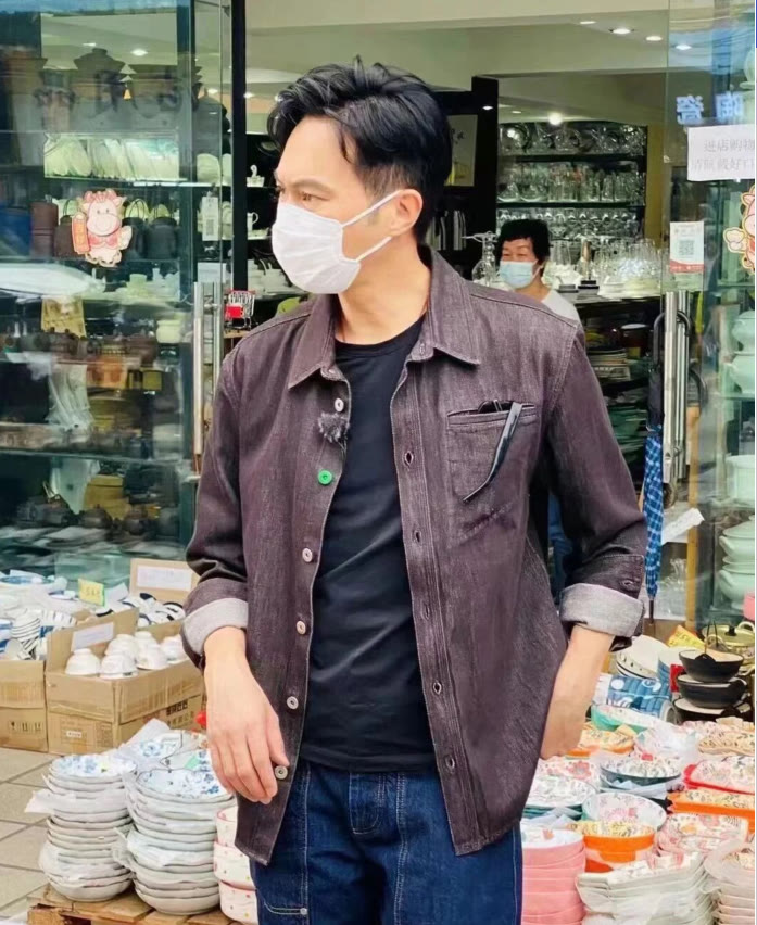 张智霖|张智霖逛菜市场被拍？与谢天华同框不显老，相差6岁看不出年龄差