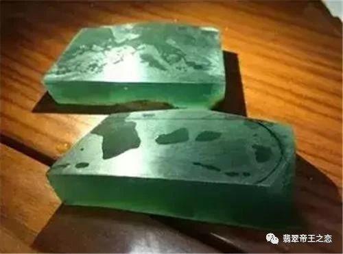 翡翠|不要再说裂多了，翡翠原石上帝王裂不可直视，切开暴涨百万 ！