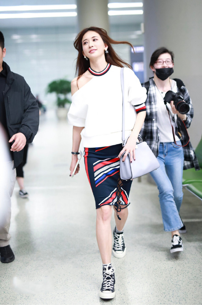 林志玲|模特出身的林志玲，1米73大个穿膝上半裙，生图下长腿也美到路人