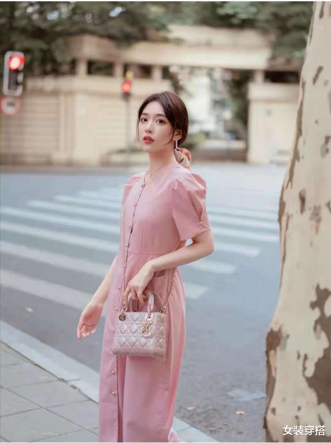 女装穿搭|粉色连衣裙配什么颜色的鞋子好看