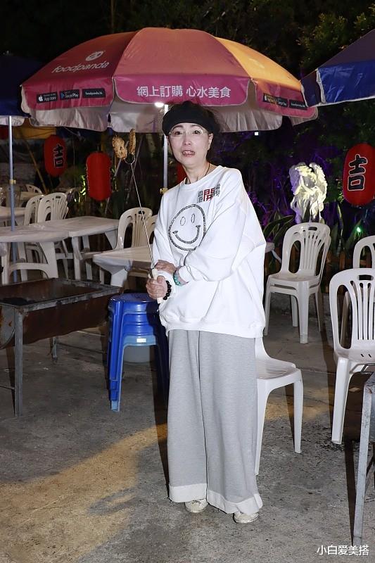 小白爱美搭|苑琼丹也逃不过“老年瘦”，虽宽松穿搭不显身材，但面部凹陷明显