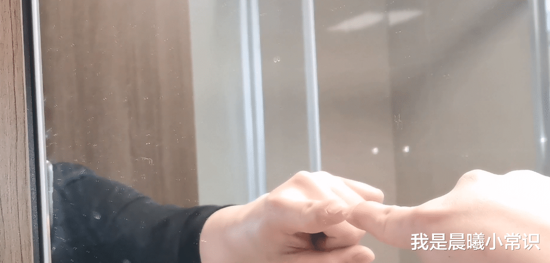 我是晨曦小常识 保洁阿姨偷偷告诉我，住宾馆时看到这种镜子，立马去退房，非常重要