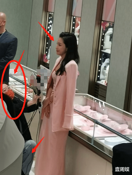 李冰冰|李冰冰现身活动捞金，跟秦岚有的一拼，助理跪着为她举话筒？