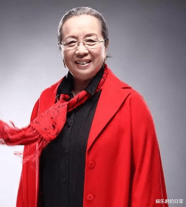 李明启|85岁李明启腿脚不便，被尼格买提贴心抱下台阶，健康状况引担忧