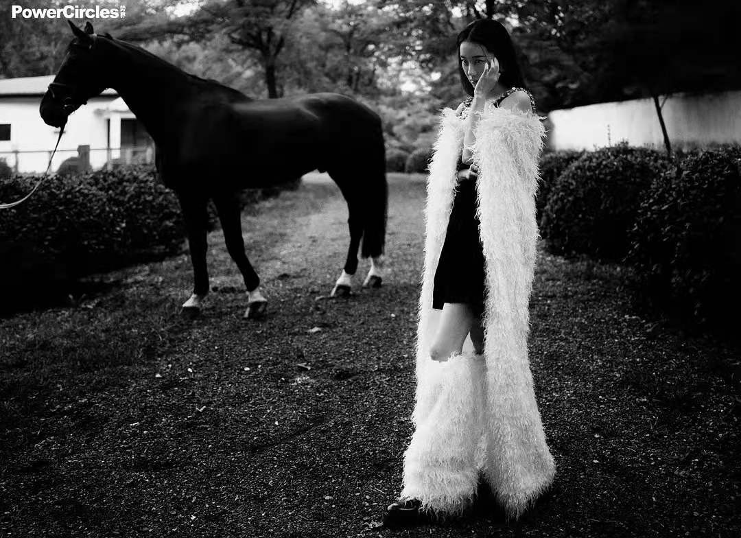 时尚风行派|张小斐把时尚大片拍出电影质感！穿吊带黑裙超冷艳，眼神都犀利了