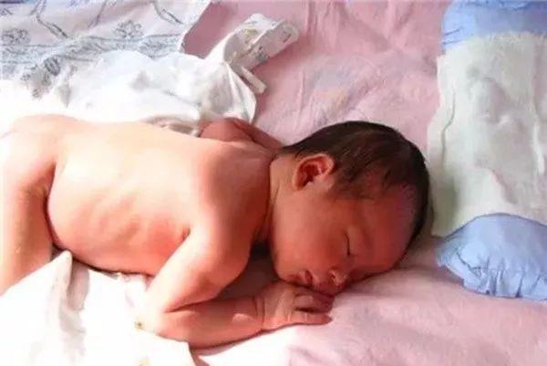 育儿铺子|奶奶和爸爸轮着抱新生儿晒太阳，黄疸没去成，孩子反倒住进急诊科