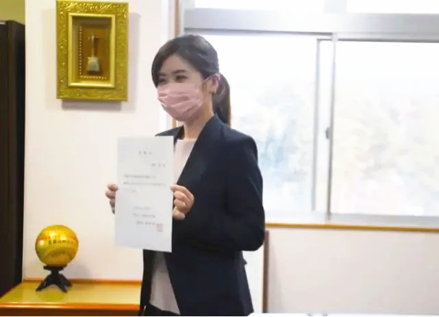 全球时尚号 福原爱找到“新工作”，当某大学客座教授，穿西装好有气质