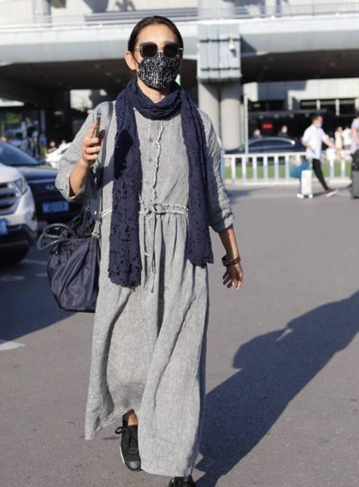 潮流新风|倪萍瘦了后真任性，穿粗衣麻布走机场，不仅不土反而很洋气，真美