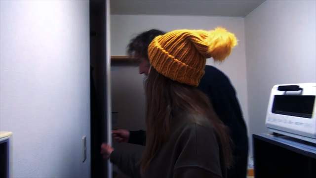 女孩蜗居在8平方米公寓里，生活设施一应俱全，月租3800贵吗？